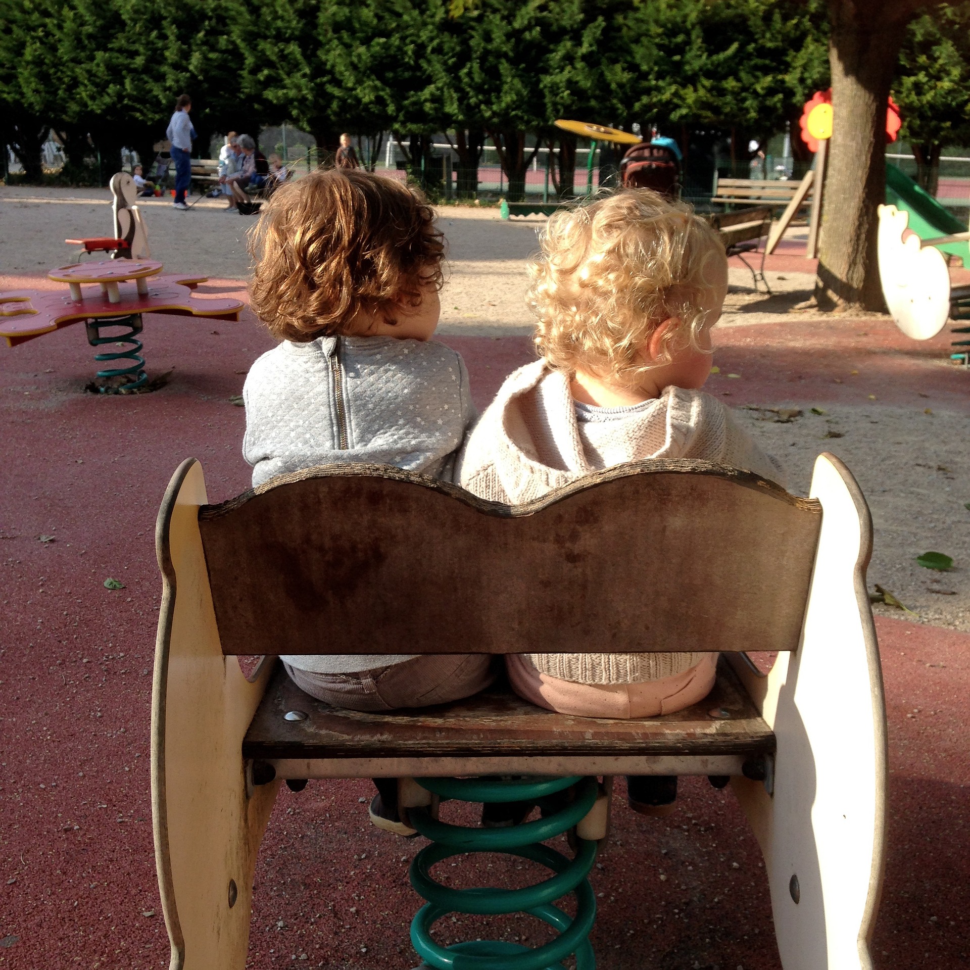 Dos niños en un balancín