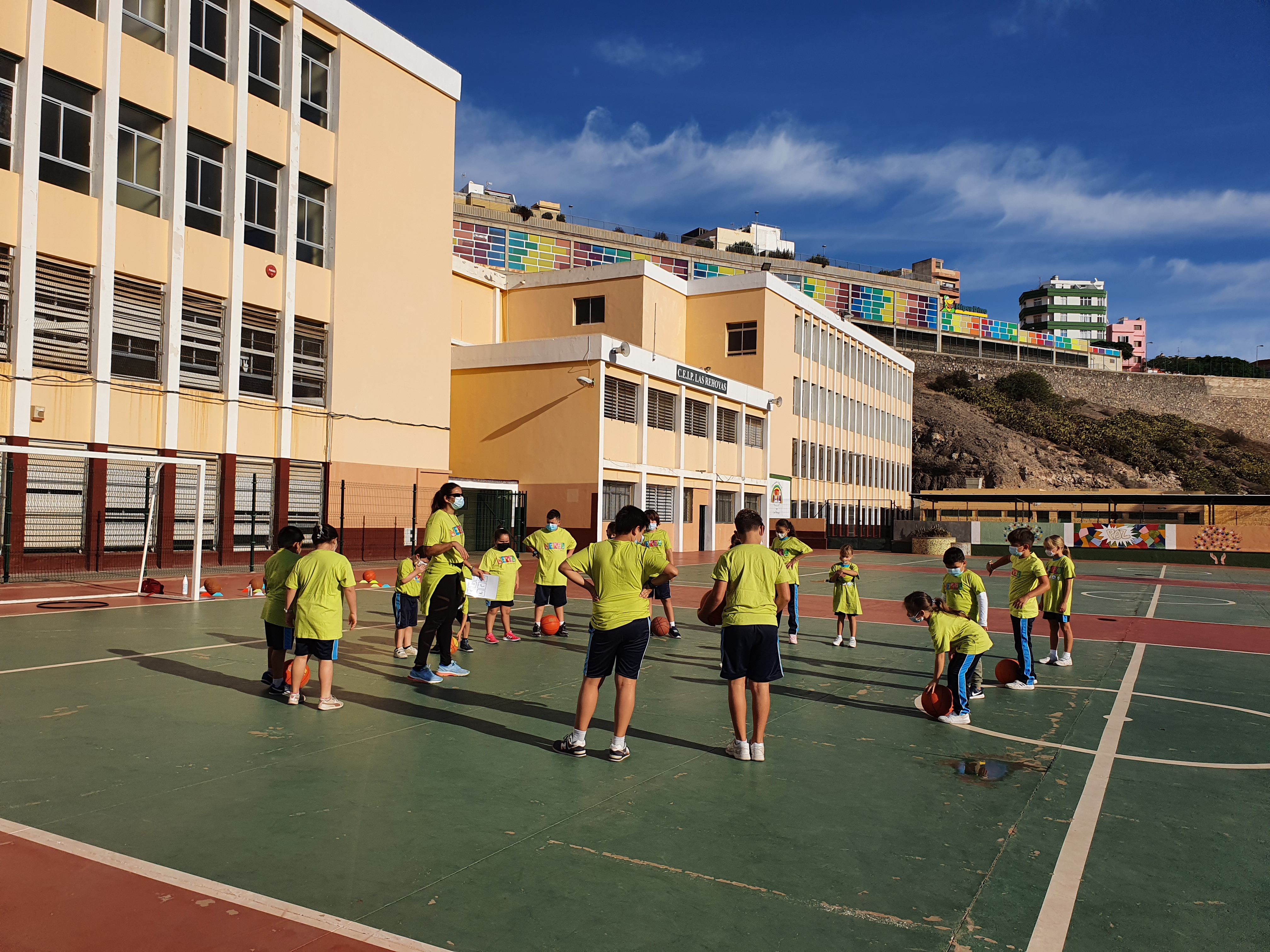 Niños jugando al baloncesto