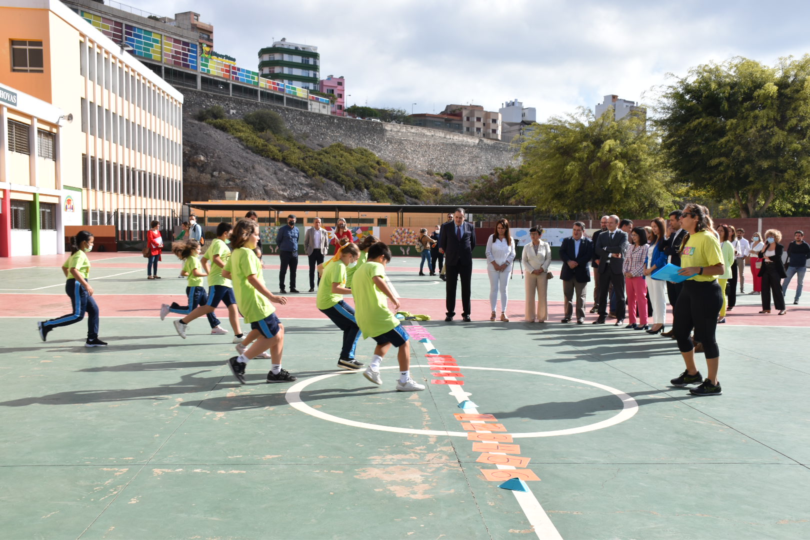 Niños juegan al futbol