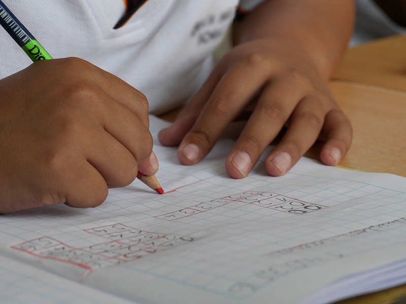 Niño escribiendo