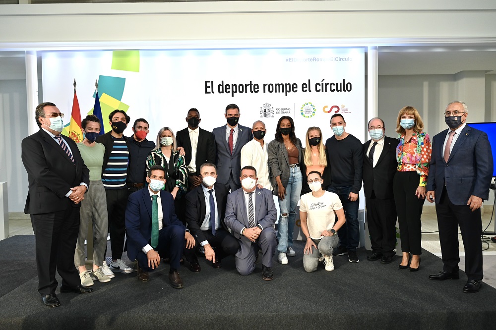 Foto de grupo del acto El deporte rompe el círculo