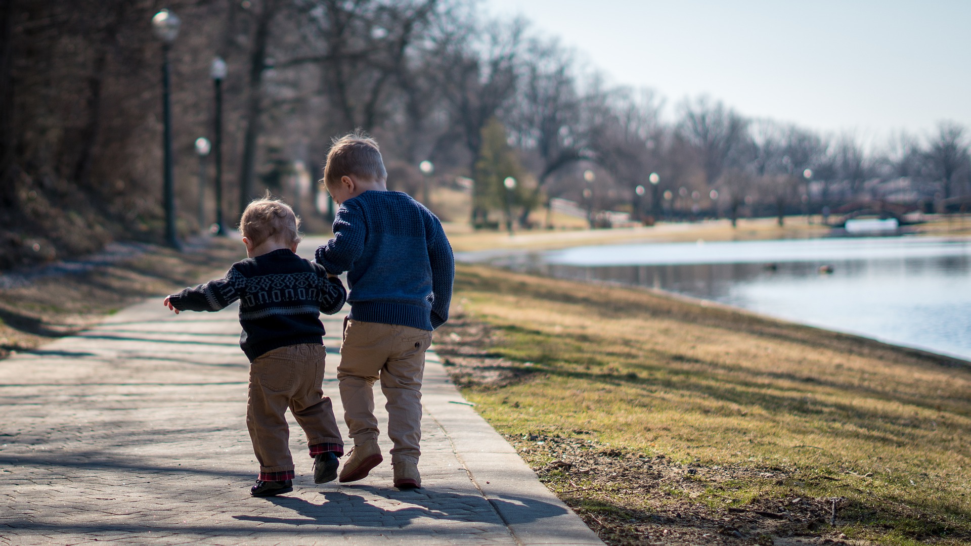 Dos niños al lado de un lago