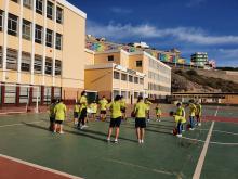 Niños jugando al baloncesto