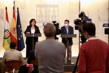 Alto Comisionado junto a la presidenta de La Rioja en una rueda de prensa