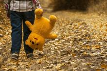 Niño con peluche