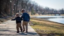 Dos niños al lado de un lago